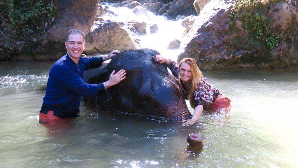 campo elefanti in Myanmar - bagno elefanti
