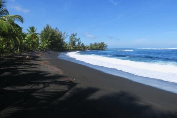 Spiaggia nera a Tahiti