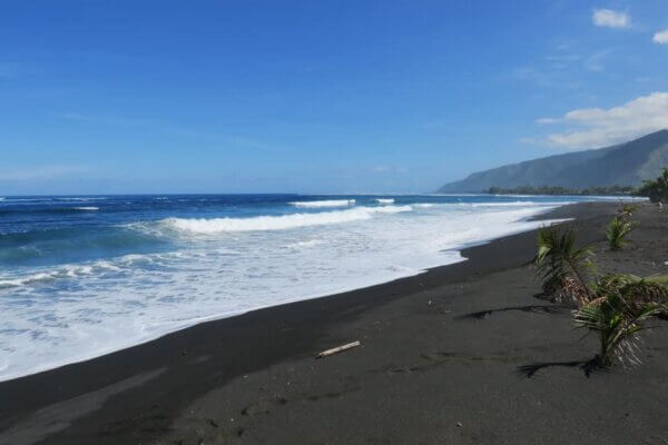Spiaggia nera a Tahiti